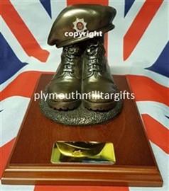 Worcestershire Regiment Presentation Boot & Beret Figure Mahogany base